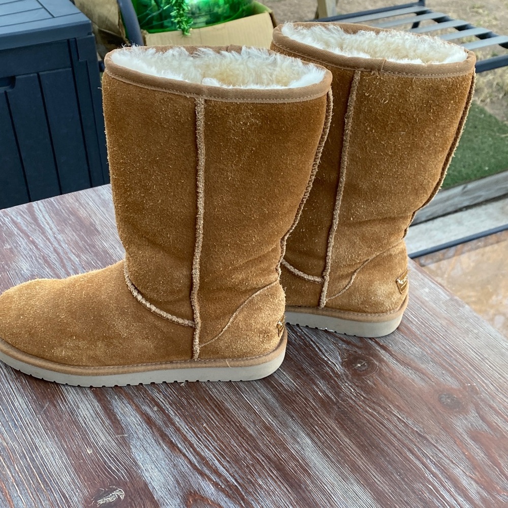 Koolaburra Chestnut Suede Short Shearling Boots - Picture 4 of 5